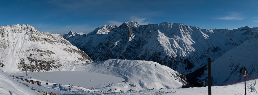 Panorama alpin dans le Pitztal avec de vastes versants montagneux