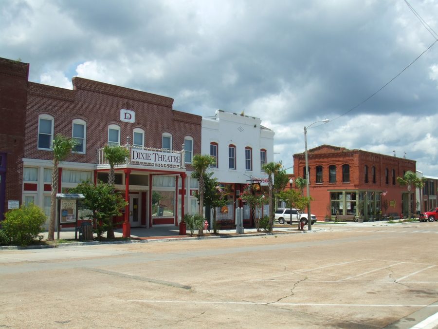Une rue d’Apalachicola montrant le Dixie Theatre, Apalachicola, Floride, États-Unis