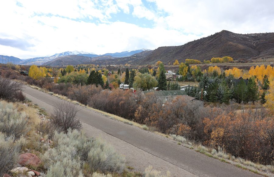 Vue plongeante sur Woody Creek, Colorado, depuis un point situé au-dessus du Rio Grande Trail.