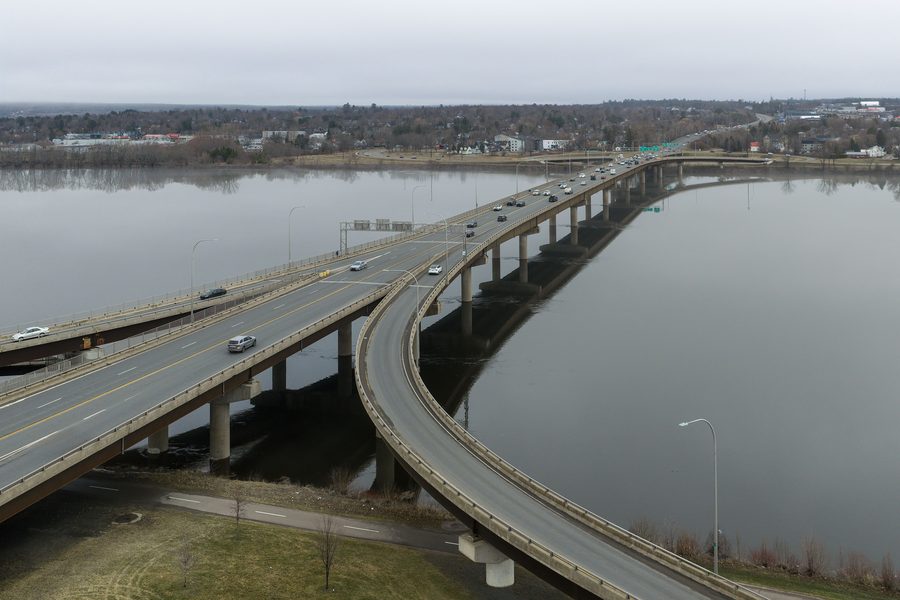 Pont Westmorland Street au-dessus de la rivière Saint-Jean à Fredericton, à la lumière du jour.