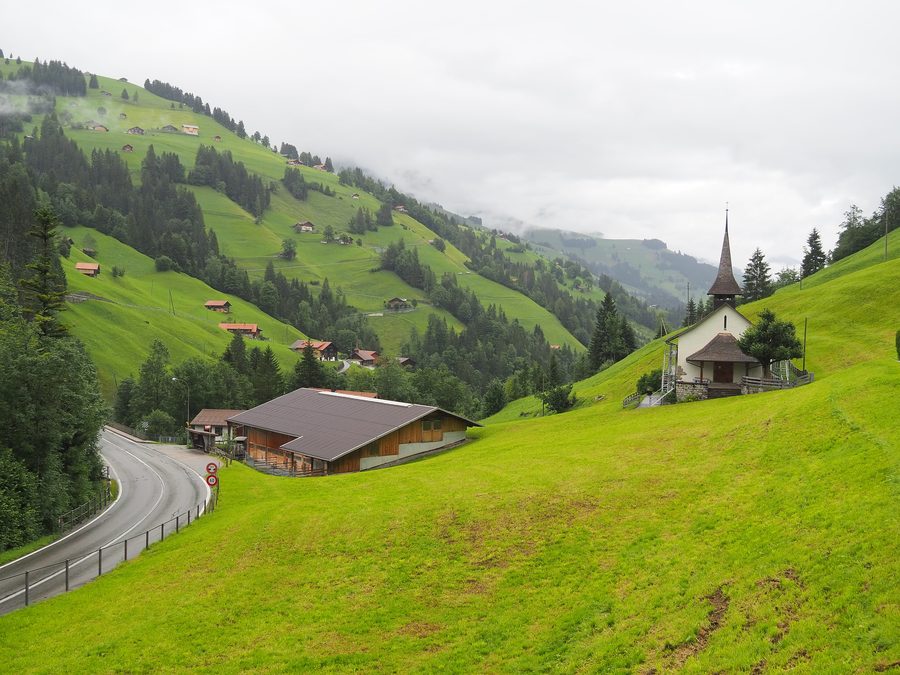 Vue d’Achseten avec l’église réformée