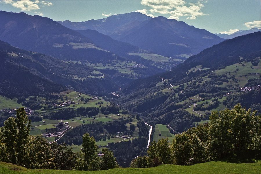 Vue depuis Ladir sur la vallée du Rhin dans les Grisons