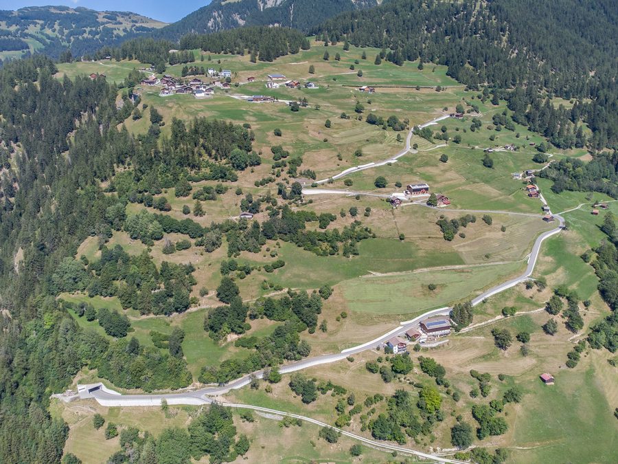 Village de Trans dans le paysage du Domleschg dans les Grisons