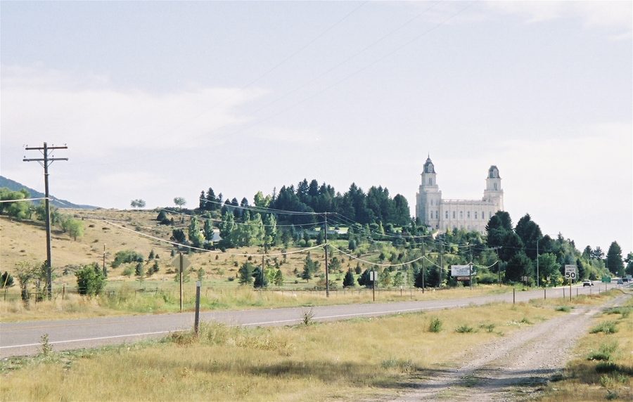 Le Manti Temple dans l’Utah vu de loin avec un paysage montagneux en arrière-plan