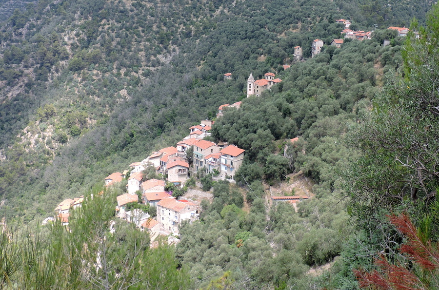Vue de Collabassa dans la commune d’Airole en Ligurie