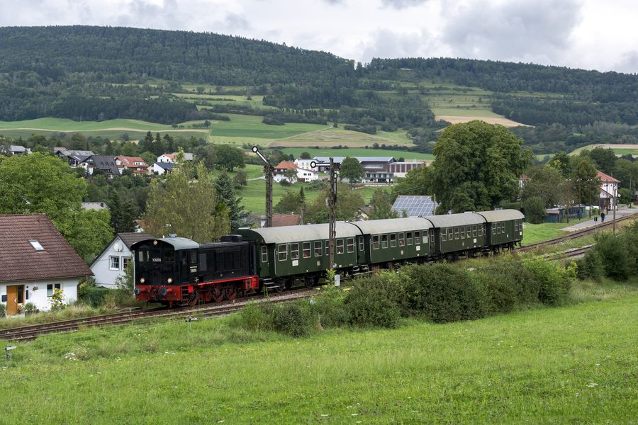 Locomotive historique V 36 204 de la Sauschwänzlebahn avec voitures voyageurs dans la vallée de la Wutach
