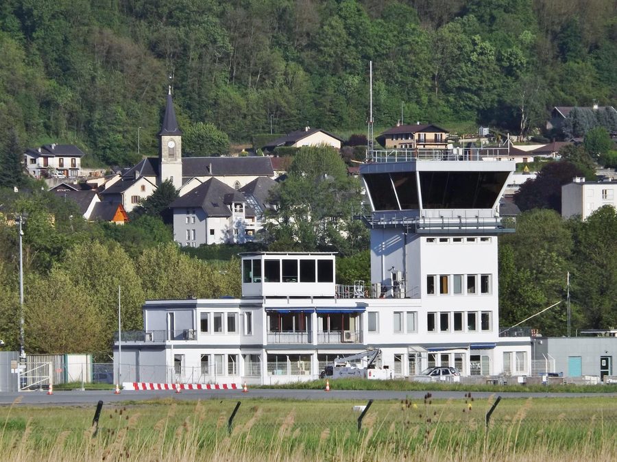 Vue sur la tour de contrôle de l’aéroport Chambéry-Savoie et l’église de Voglans