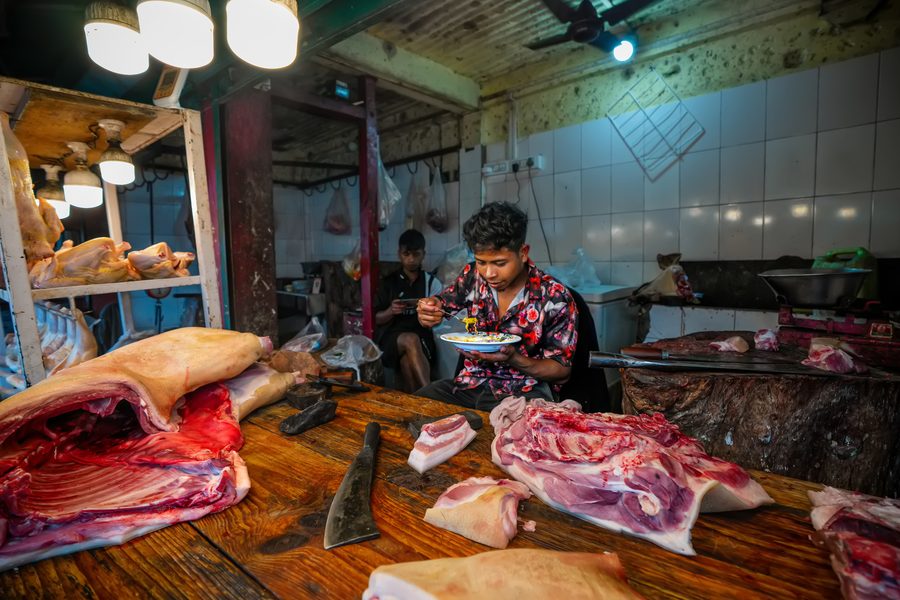 Boucher sur un étal de marché à Shillong