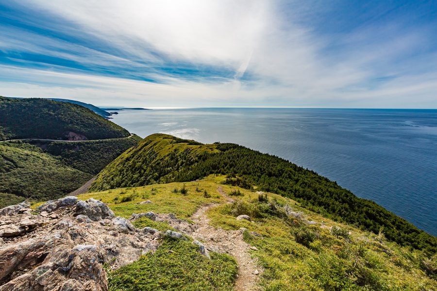 Vue sur la Cabot Trail depuis le Skyline Trail dans le parc national des Hautes-Terres-du-Cap-Breton