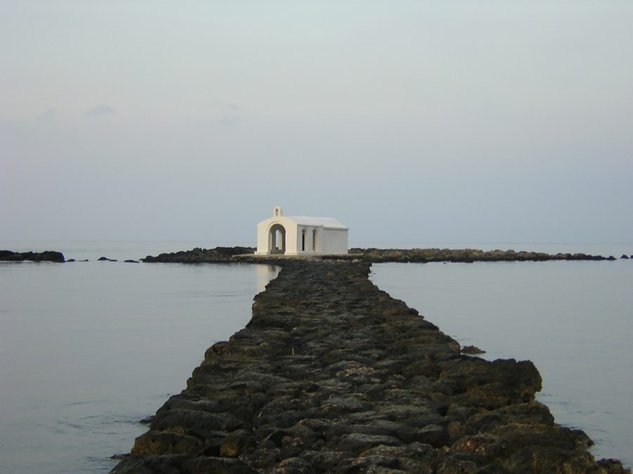 Chapelle et îlot d’Agios Nikolaos à Georgioupoli, Crète, Grèce