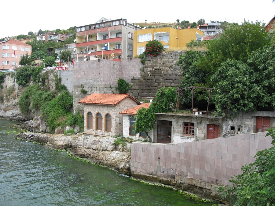 Vue depuis le pont sur Amasra et sa ville côtière