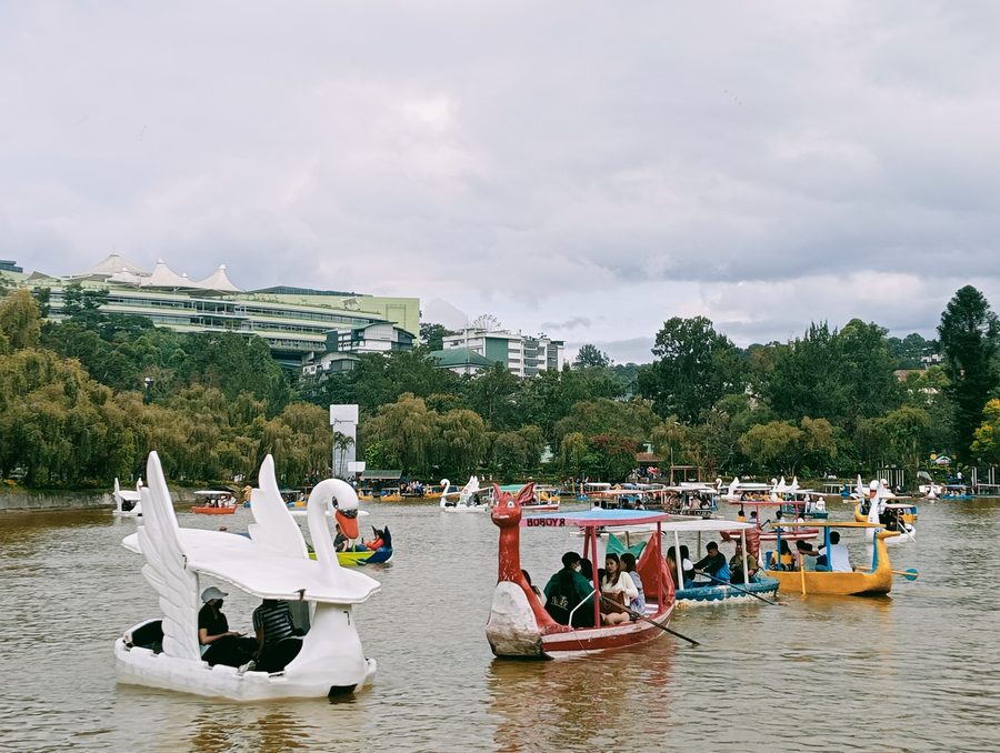 Burnham Park à Baguio City avec un lac et des espaces verts