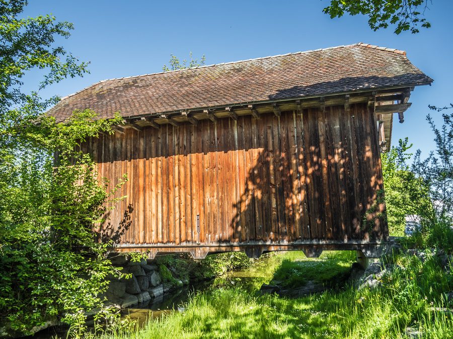 Pont couvert en bois sur la Grande Aa près de Sempach