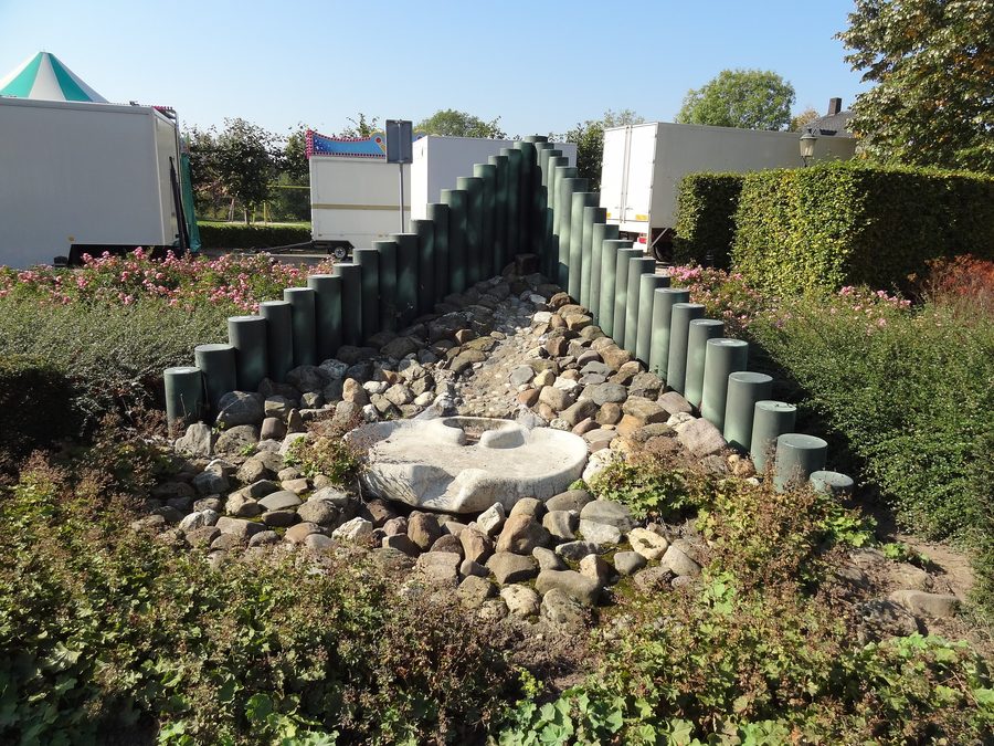 Brunnen „Levend water“ im Park bei der Antonius-und-Nicolaas-Kapelle in Groeningen