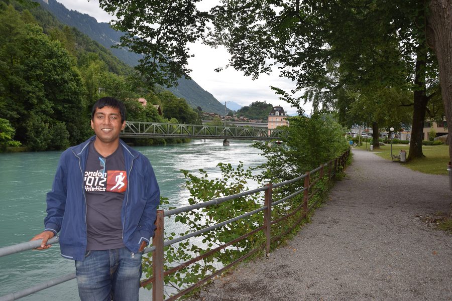 L’Aar traverse Interlaken devant un décor alpin