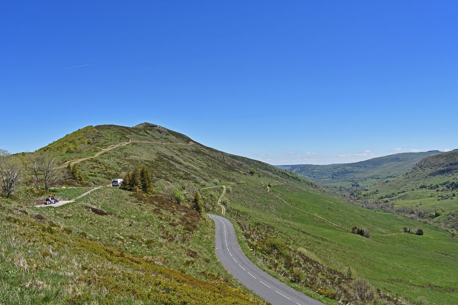 Versant sud-ouest du Puy de Niermont dans le paysage du Cantal