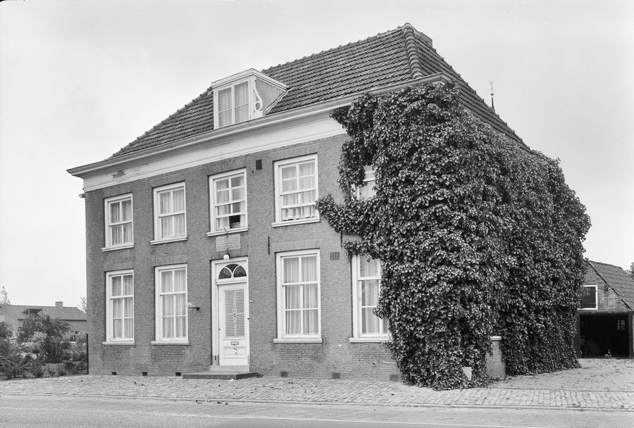 Façade historique de 1811 à Maasdam