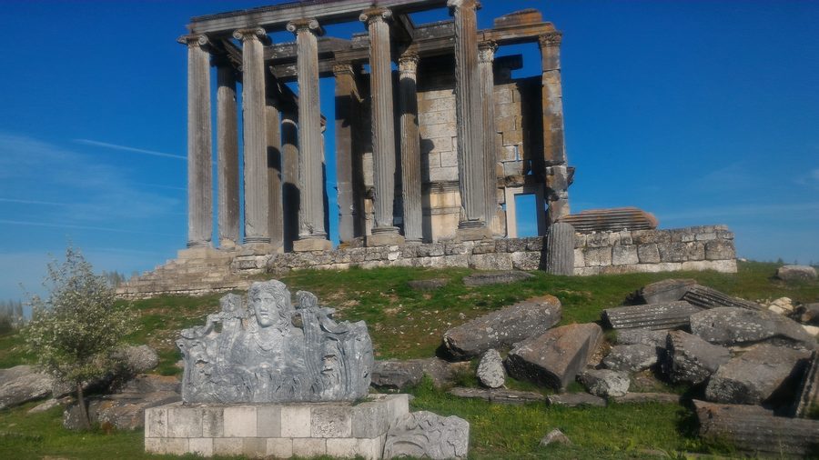 Ruines du temple de Zeus dans la cité antique d’Aizanoi près de Çavdarhisar