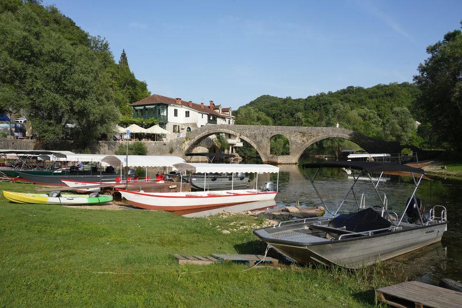 Arche de pierre historique et quai au bord de la rivière à Rijeka Crnojevića