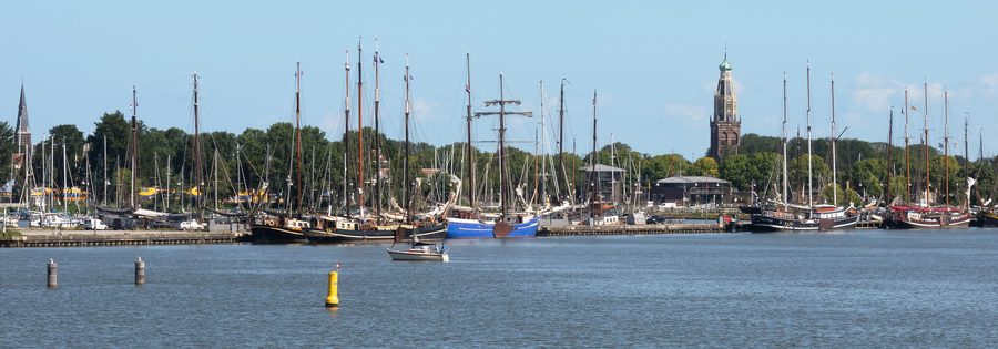 Vue sur la ville historique et le port d’Enkhuizen au bord de l’IJsselmeer