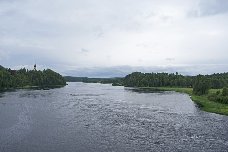 La Vindelälven à Vindeln, vue depuis un pont en regardant vers l’aval, entourée de paysages forestiers