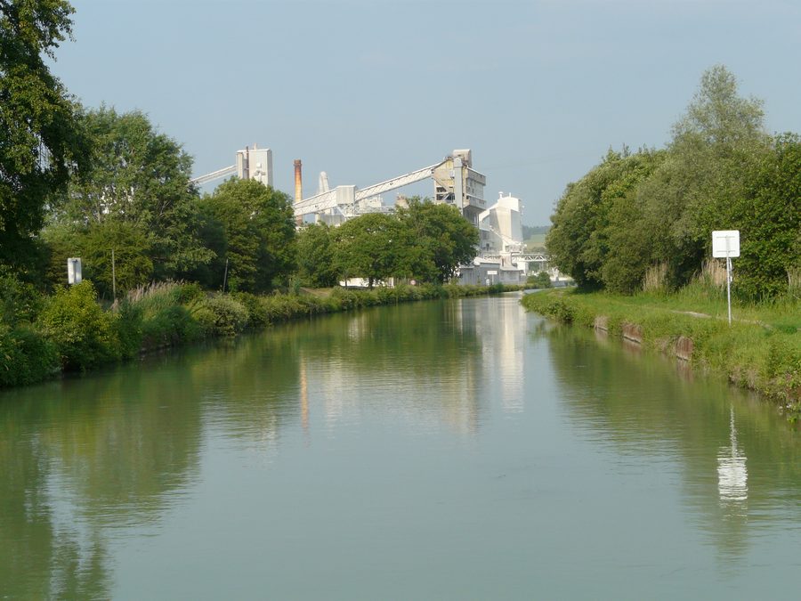 Canal de la Meuse près de Sorcy-Saint-Martin avec écluse et fours à chaux en arrière-plan