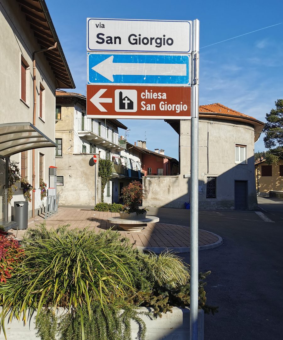 Panneaux touristiques et routiers à Corgeno, à l'extrémité sud de Via San Giorgio