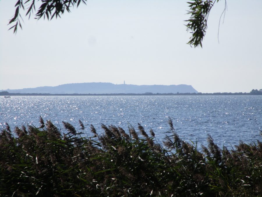 Vue sur le Wieker Bodden en direction de Hiddensee avec le Bakenberg au loin