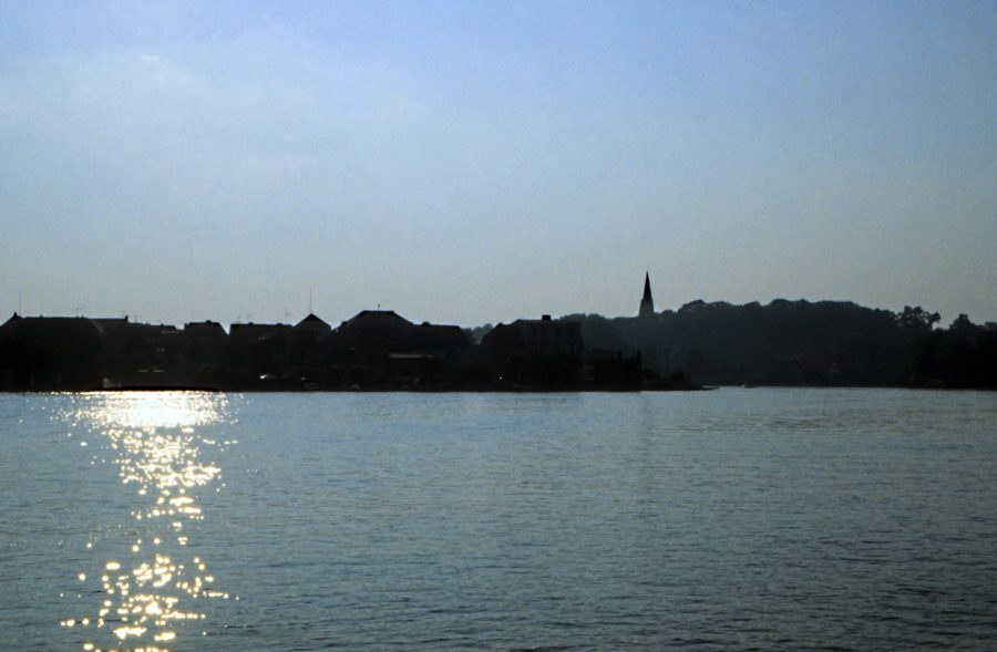 Vue depuis une maison flottante sur le Fleesensee en direction de Malchow