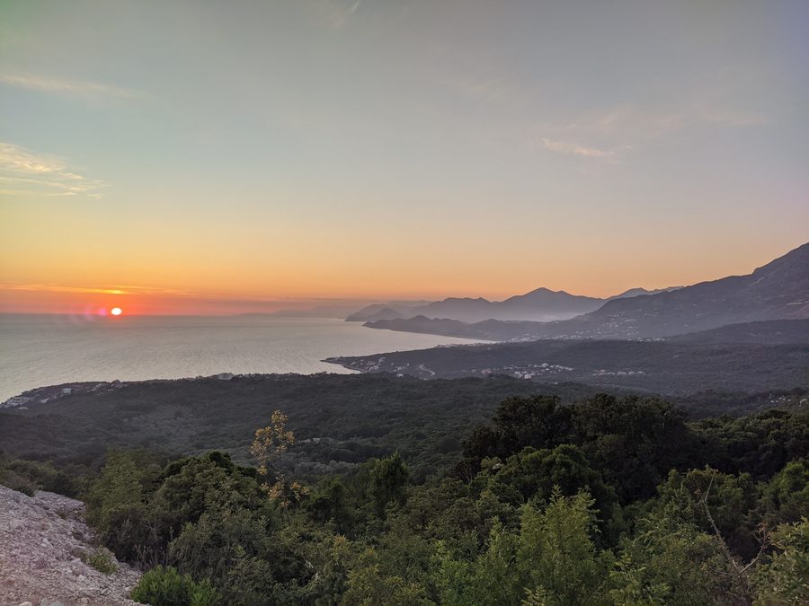 Parc éolien de Mozura sur la côte adriatique dans la commune de Bar au coucher du soleil