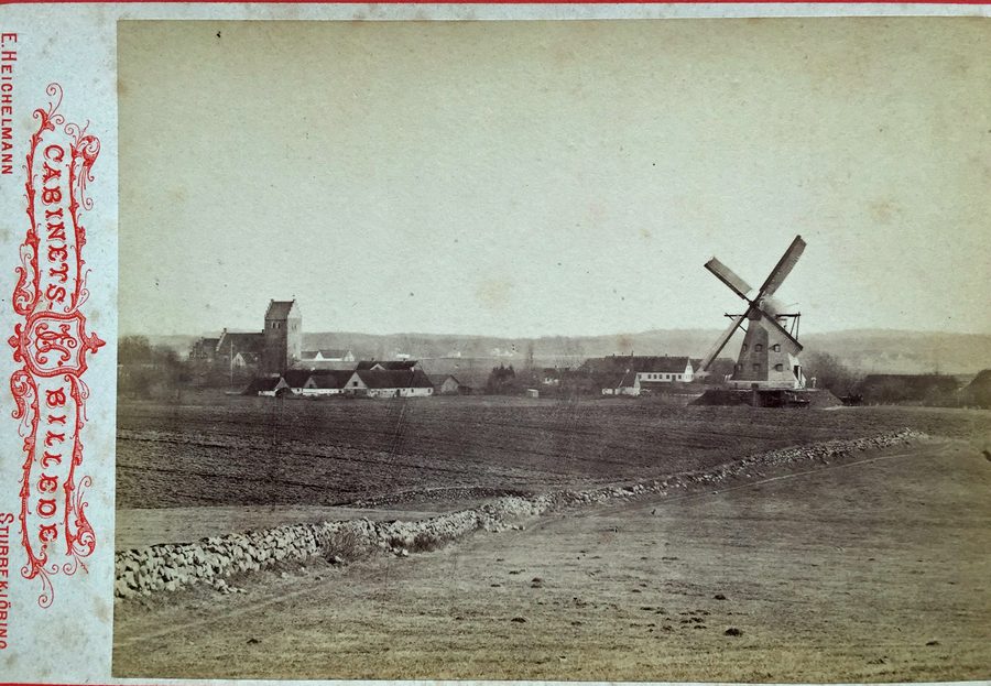 Le moulin et l'église de Tikøb vers 1900