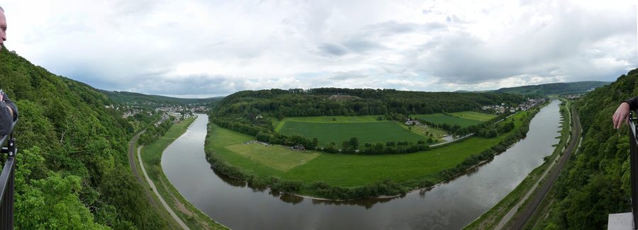 Vue panoramique depuis le Weser Skywalk près de Würgassen sur la vallée de la Weser avec Beverungen et Herstelle