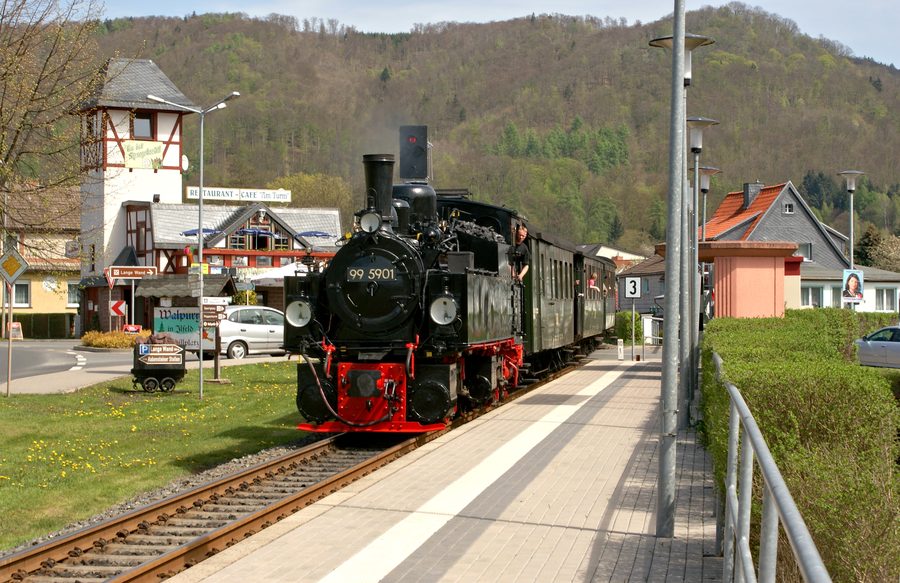Train spécial du chemin de fer du Harz avec locomotive à vapeur à l’arrêt Ilfeld Schreiberwiese