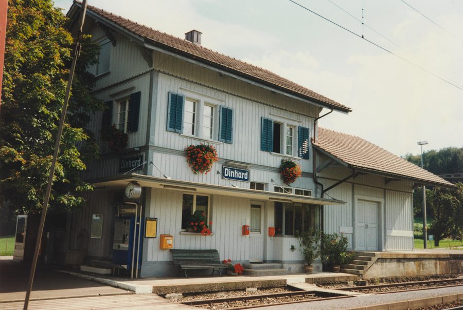 Gare de Dinhard avec bâtiment de la gare et halle aux marchandises vue du côté des voies