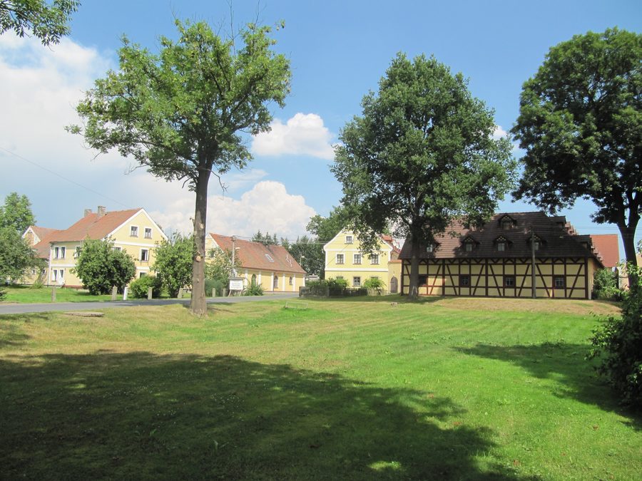 Place du village de Nový Drahov, un hameau de la commune de Třebeň dans le district de Cheb