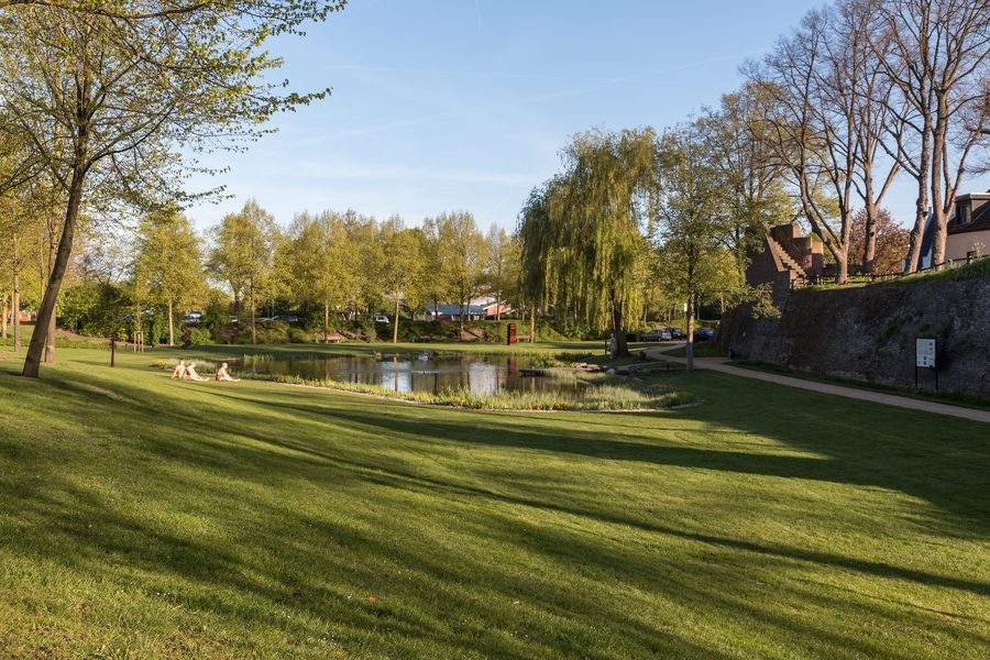 Parc le long des remparts devant la Rheintor à Rees