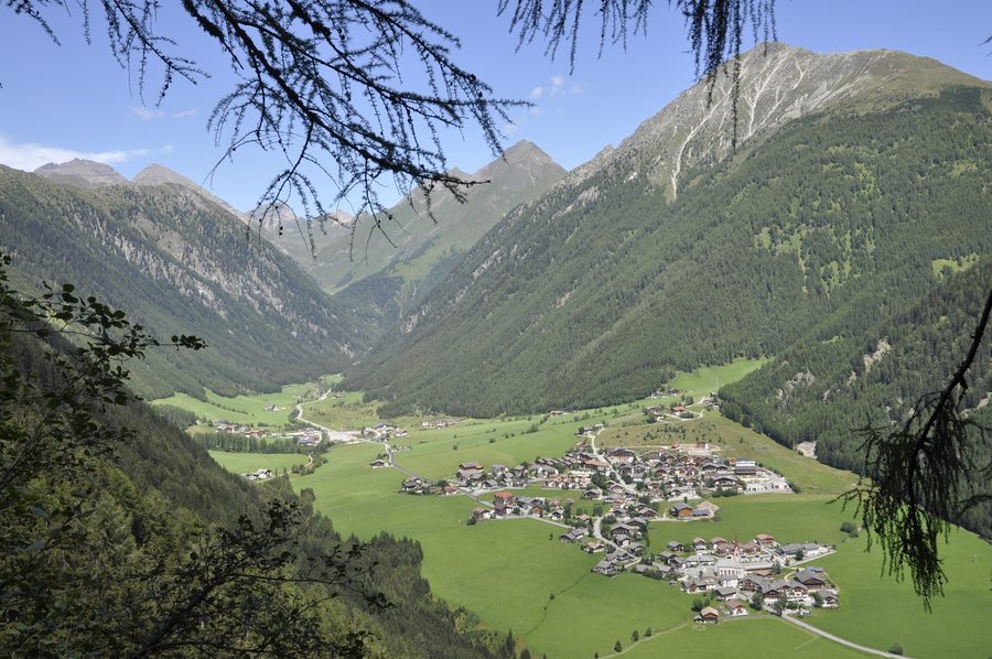 Vals près de Mühlbach dans la vallée de Vals avec les montagnes de Pfunderer