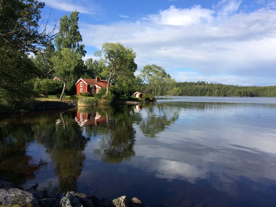 La rive ouest du Hjortesjön près de Virserum