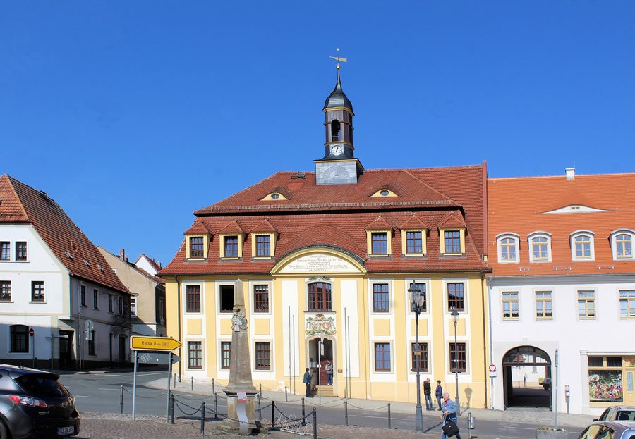 Mairie et borne postale sur la place du marché à Strehla