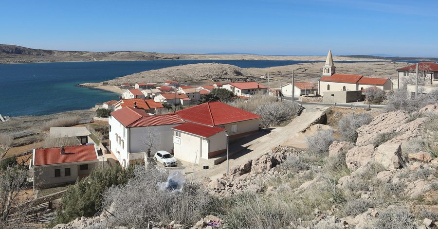 Zubovići sur l'île de Pag en Croatie, vue de l'est
