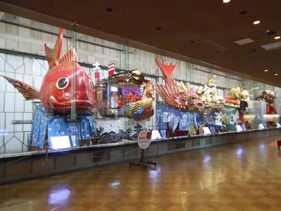 Chars Hikiyama exposés du Karatsu-Kunchi dans la salle d’exposition de Karatsu
