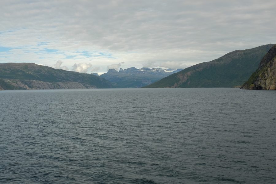 Melfjorden dans la commune de Rødøy, dans le Nordland