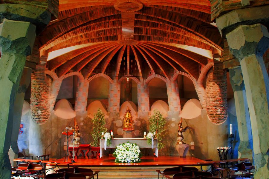 Intérieur de la crypte de la Colònia Güell à Santa Coloma de Cervelló, avec l’autel central conçu par Josep Maria Jujol