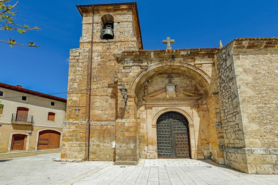 Portail principal de l’église Nuestra Señora de la Asunción à Baños de Valdearados