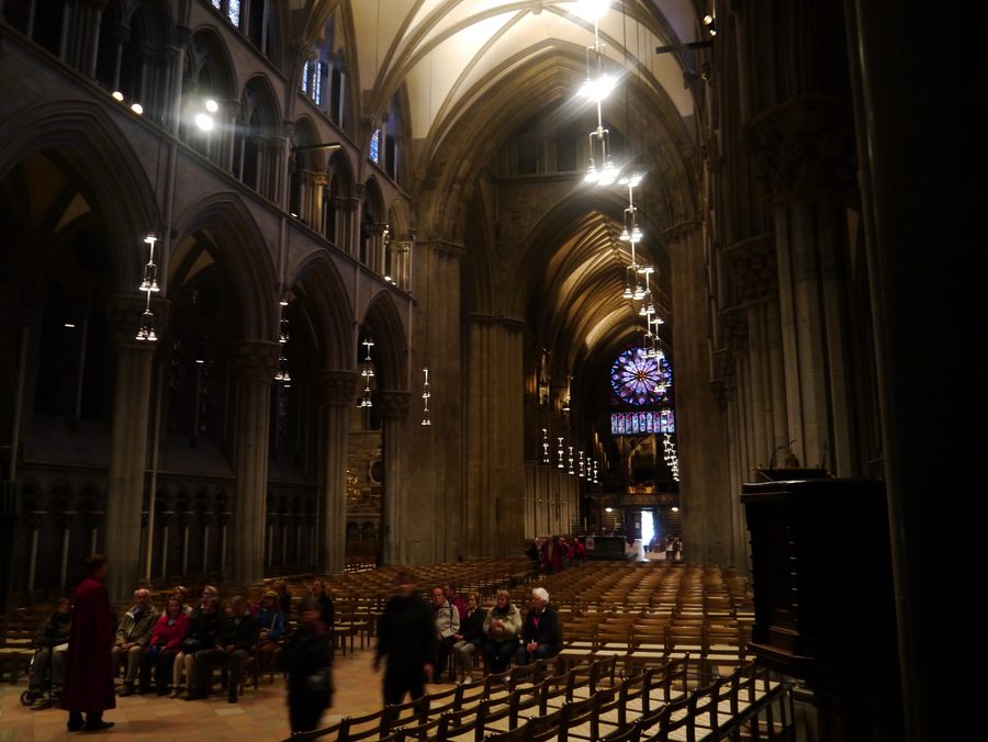 Vue intérieure de la cathédrale Nidaros à Trondheim avec la nef principale.