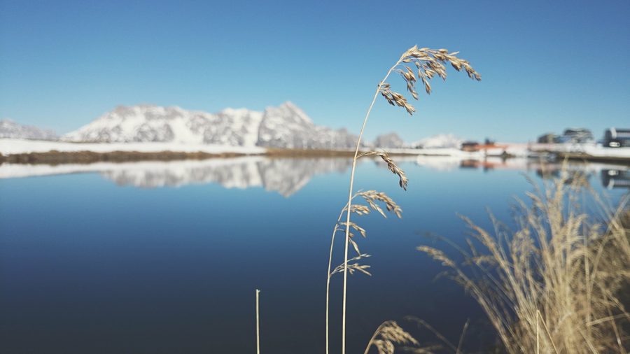 Lac de retenue au pied de l’Asitzkogel dans le paysage alpin près de Saalbach-Hinterglemm