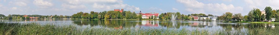 Panorama du lac Jeziorak et de la promenade au bord de l’eau à Iława