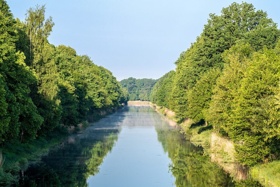 Ancien tracé du canal Dortmund-Ems près de Senden avec vue sur le canal et le paysage des berges