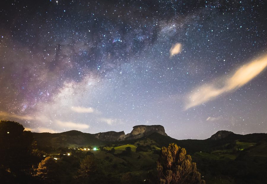 Complexe de Pedra do Baú avec Bauzinho, Pedra do Baú et Ana Chata sous la Voie lactée
