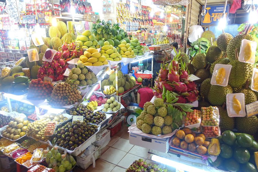 Légumes frais et autres marchandises sur un étal du marché Bến Thành à la ville de Hô Chi Minh
